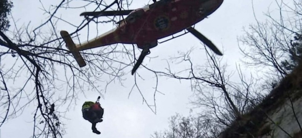 Vola per diversi metri in parete e sbatte contro la roccia, alpinista ferito sulla Cima Giaf